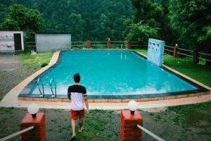 camp-with-swimming-pool